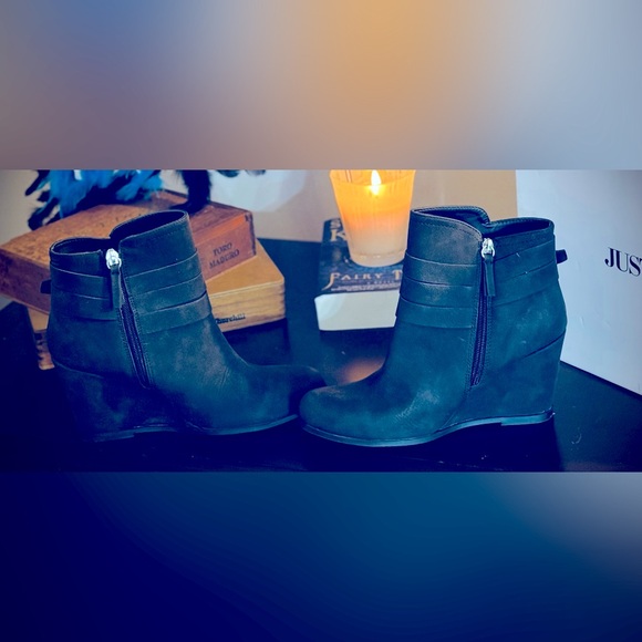 BNIB Woman’s size 8.5  booties with platform heal 
Black and faux suede. - Picture 1 of 8